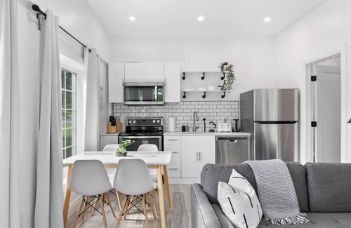 LaSalle House | Modern 1BR Guesthouse | Near Marina & Golf