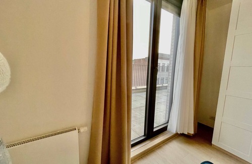 Klein-Antwerpen Apartment | Modern 1BR Near Diamond District by Oneluxstay