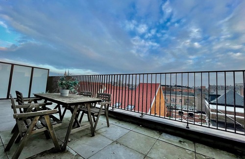Klein-Antwerpen Apartment | Modern 1BR Near Diamond District by Oneluxstay