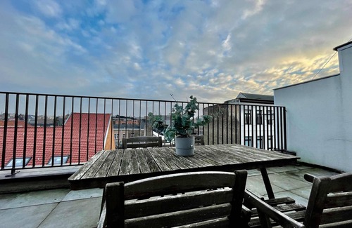 Klein-Antwerpen Apartment | Modern 1BR Near Diamond District by Oneluxstay