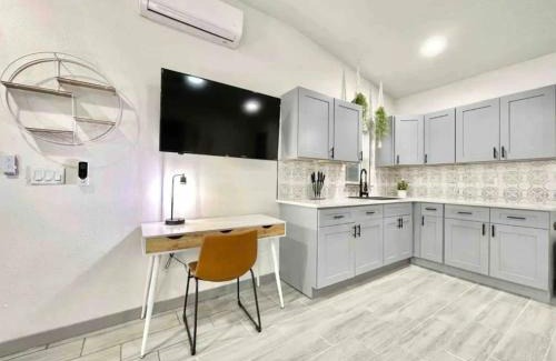 Dover Shores West House | Modern 1br Orlando Stay Wi-fi, Laundry Parking