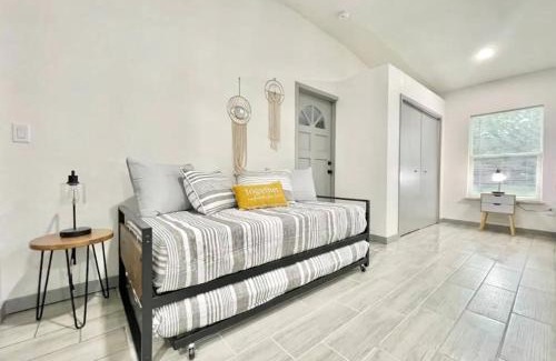 Dover Shores West House | Modern 1br Orlando Stay Wi-fi, Laundry Parking