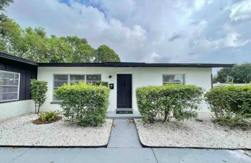 Dover Shores West House | Modern 1br Orlando Stay Wi-fi, Laundry Parking