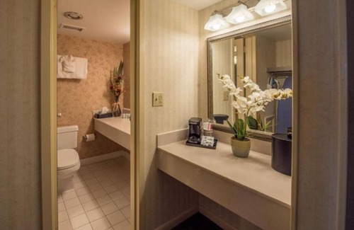 Cheat Lake Hotel | Modern 1BR Suite at Lakeview Golf Resort w Pool