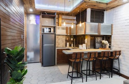 Male Apartment | Modern 1BR Walk to Beach & City Spots