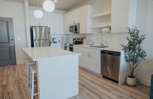 People's Freeway Apartment | Modern 1BR with Soul -Views, Wine & Wi-Fi
