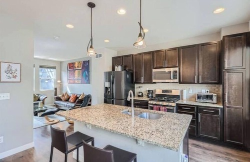 Broomfield House | Modern 2 BDR Townhome in Broomfield