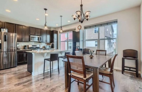 Broomfield House | Modern 2 BDR Townhome in Broomfield