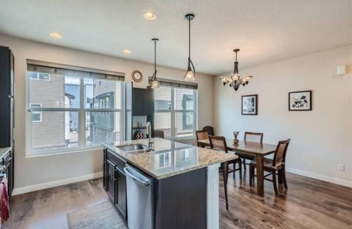 Broomfield House | Modern 2 BDR Townhome in Broomfield
