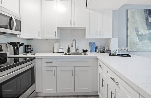 Lauderdale Lakes Condo | Modern 2-Bed | 1.5-Bath | Private Backyard | Parking | Perfect Stylish Getaway for 6 Guests