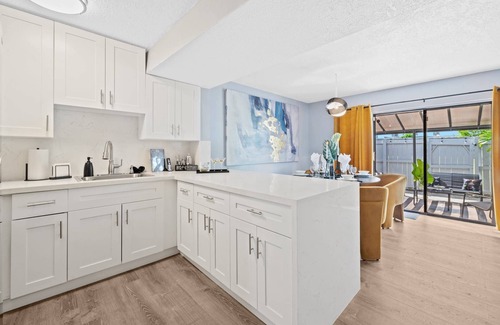 Lauderdale Lakes Condo | Modern 2-Bed | 1.5-Bath | Private Backyard | Parking | Perfect Stylish Getaway for 6 Guests