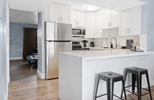 Lauderdale Lakes Condo | Modern 2-Bed | 1.5-Bath | Private Backyard | Parking | Perfect Stylish Getaway for 6 Guests