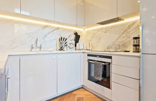 Nine Elms Apartment | Modern 2-Bed 2-Bath Oasis with Balcony in Vibrant Nine Elms.