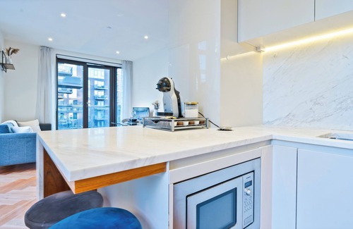 Nine Elms Apartment | Modern 2-Bed 2-Bath Oasis with Balcony in Vibrant Nine Elms.