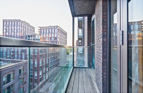 Nine Elms Apartment | Modern 2-Bed 2-Bath Oasis with Balcony in Vibrant Nine Elms.