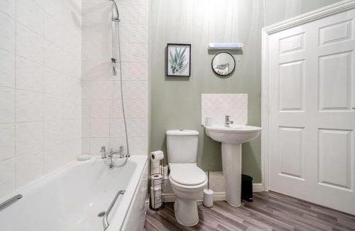 Lychpit Apartment | MODERN 2 BED APARTMENT LOCATED CHINEHAM BUSINESS PARK with FREE PARKING, WIFI, NETFLIX BY AI ESTATE GROUP