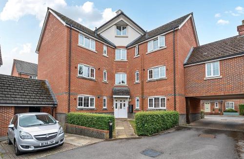 Lychpit Apartment | MODERN 2 BED APARTMENT LOCATED CHINEHAM BUSINESS PARK with FREE PARKING, WIFI, NETFLIX BY AI ESTATE GROUP