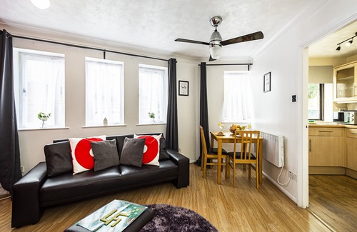 Riverside House | Modern 2 bed apartment near Tower of London