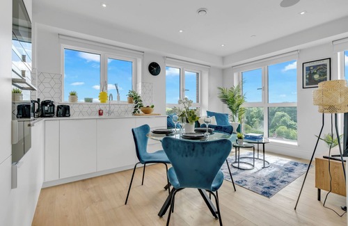 Coombe Hill Apartment | Modern 2 Bed Apartment in Wimbledon w/Free Parking & Gym