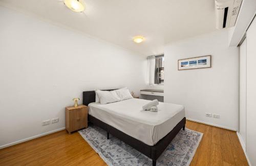 South Brisbane Apartment | Modern 2-Bed Apartment with Gym & Sauna Access