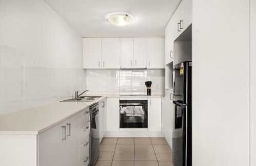 South Brisbane Apartment | Modern 2-Bed Apartment with Gym & Sauna Access