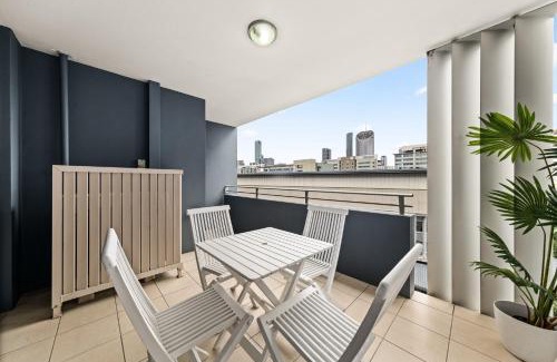 South Brisbane Apartment | Modern 2-Bed Apartment with Gym & Sauna Access