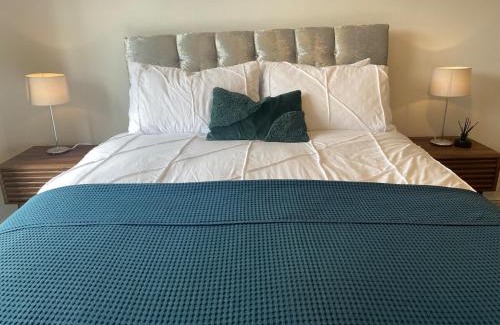 Queens Quarter Apartment | Modern 2 Bed apartment w parking