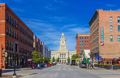 Downtown Des Moines Apartment | Modern 2 Bed Apt Downtown with Gym & Rooftop