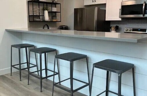 Lincoln Condo | Modern 2 Bed Condo Near Haymarket