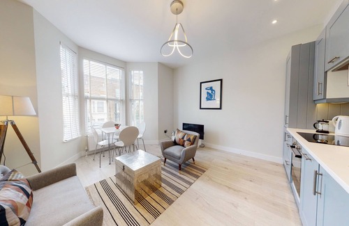 Golborne Apartment | Modern 2 Bed Flat - 4mins to Westbourne Park Tube