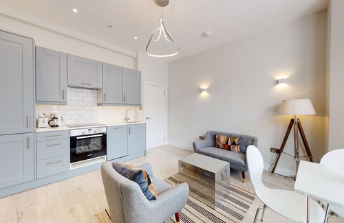 Golborne Apartment | Modern 2 Bed Flat - 4mins to Westbourne Park Tube