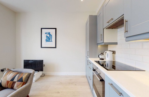 Golborne Apartment | Modern 2 Bed Flat - 4mins to Westbourne Park Tube