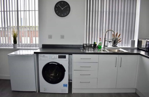 Aston Apartment | Modern 2 Bed Flat | Free Parking | Weekly Discount