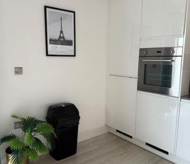 Park Royal Apartment | Modern 2 bed flat in Ealing