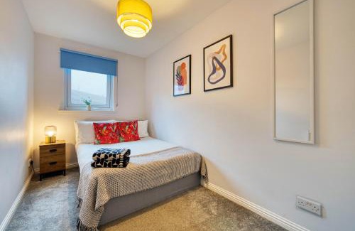 North Glasgow Apartment | Modern 2 Bed Flat with Free Parking
