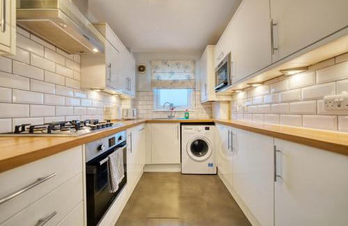 North Glasgow Apartment | Modern 2 Bed Flat with Free Parking