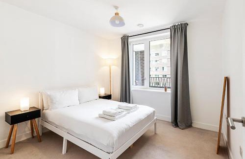Lea Bridge Apartment | Modern 2-Bed Flat with Terraces in Leyton