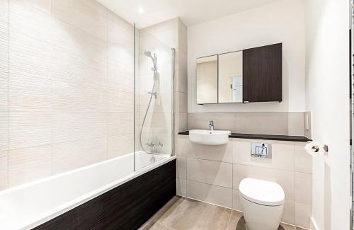 Lea Bridge Apartment | Modern 2-Bed Flat with Terraces in Leyton