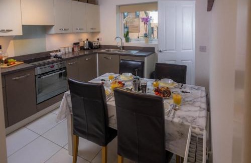 Nottingham House | Modern 2 Bed House with Parking and Garden
