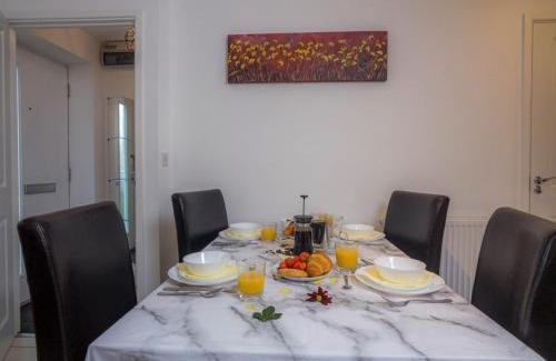 Nottingham House | Modern 2 Bed House with Parking and Garden