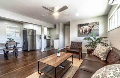 Neartown Apartment | Modern 2 Bed near Rice University