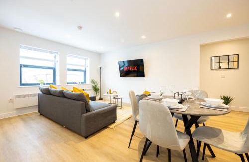 Wythenshawe Apartment | Modern 2 Bed near Wythenshawe Hospital and Manchester Airport With Parking