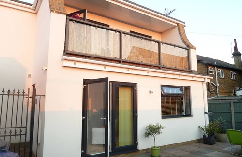Tankerton House | Modern 2 Bed (sleeps up to 4) house, 50 metres from sea front