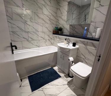 Woolwich Apartment | Modern 2 bedroom 2 Bathroom Flat, Free Parking in Woolwich
