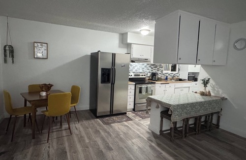 Downtown Las Vegas Apartment | Modern 2-bedroom 3-beds apartment with WiFi, AC in awesome Las Vegas