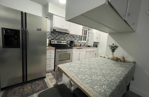 Downtown Las Vegas Apartment | Modern 2-bedroom 3-beds apartment with WiFi, AC in awesome Las Vegas