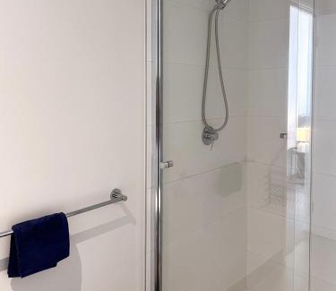 Southbank Apartment | Modern 2 Bedroom and 2 Bathroom Apartment with Free Parking in Southbank