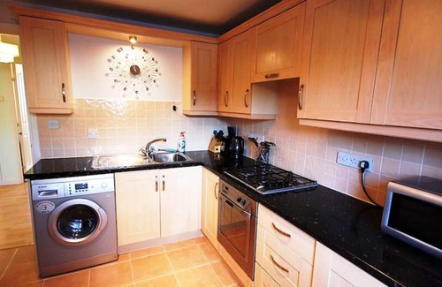 Central Aberdeen Apartment | Modern 2 Bedroom Apartment - Free Secure Parking