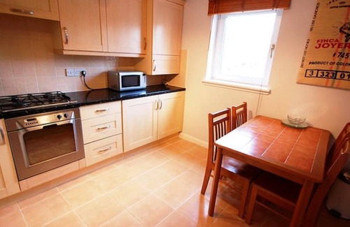 Central Aberdeen Apartment | Modern 2 Bedroom Apartment - Free Secure Parking