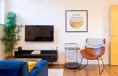 Redhill Apartment | Modern 2- Bedroom Apartment in Central Redhill!